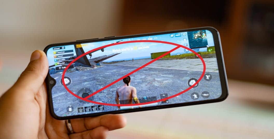 صورة لـ أفضل بدائل PUBG Mobile التي ليست صينية: ألعاب مثل PUBG | Lenovo_K10_Note_in_hand_running_PUBG-x1rkMfgs-DzTechs