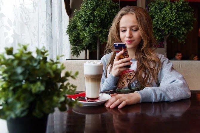 صورة لـ أسباب بطء سرعة الإنترنت في هاتفك الذكي | coffee-shop-wifi-DzTechs