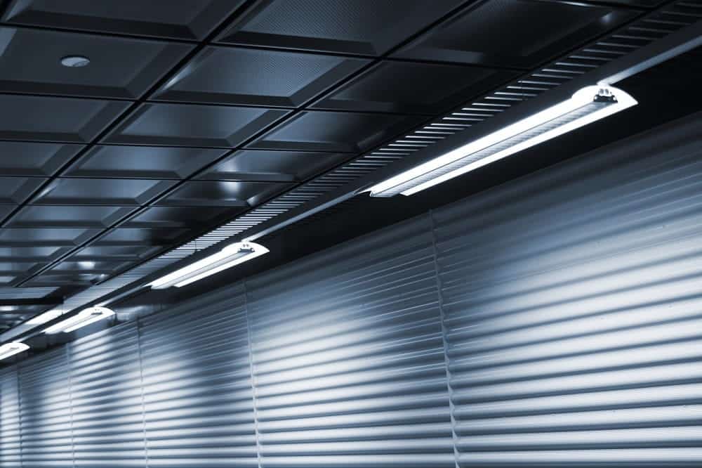 صورة لـ أفضل النصائح والحيل الخاصة بمؤتمرات الفيديو للأشخاص الذين يعملون من المنزل | proper_illumination-MswQZfgs-DzTechs