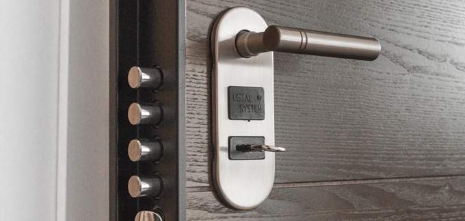 صورة لـ كيفية عزل الكمبيوتر ، الإجراءات الأمنية المُشددة لمن يعانون من جنون الخصوصية | secure-door-DzTechs