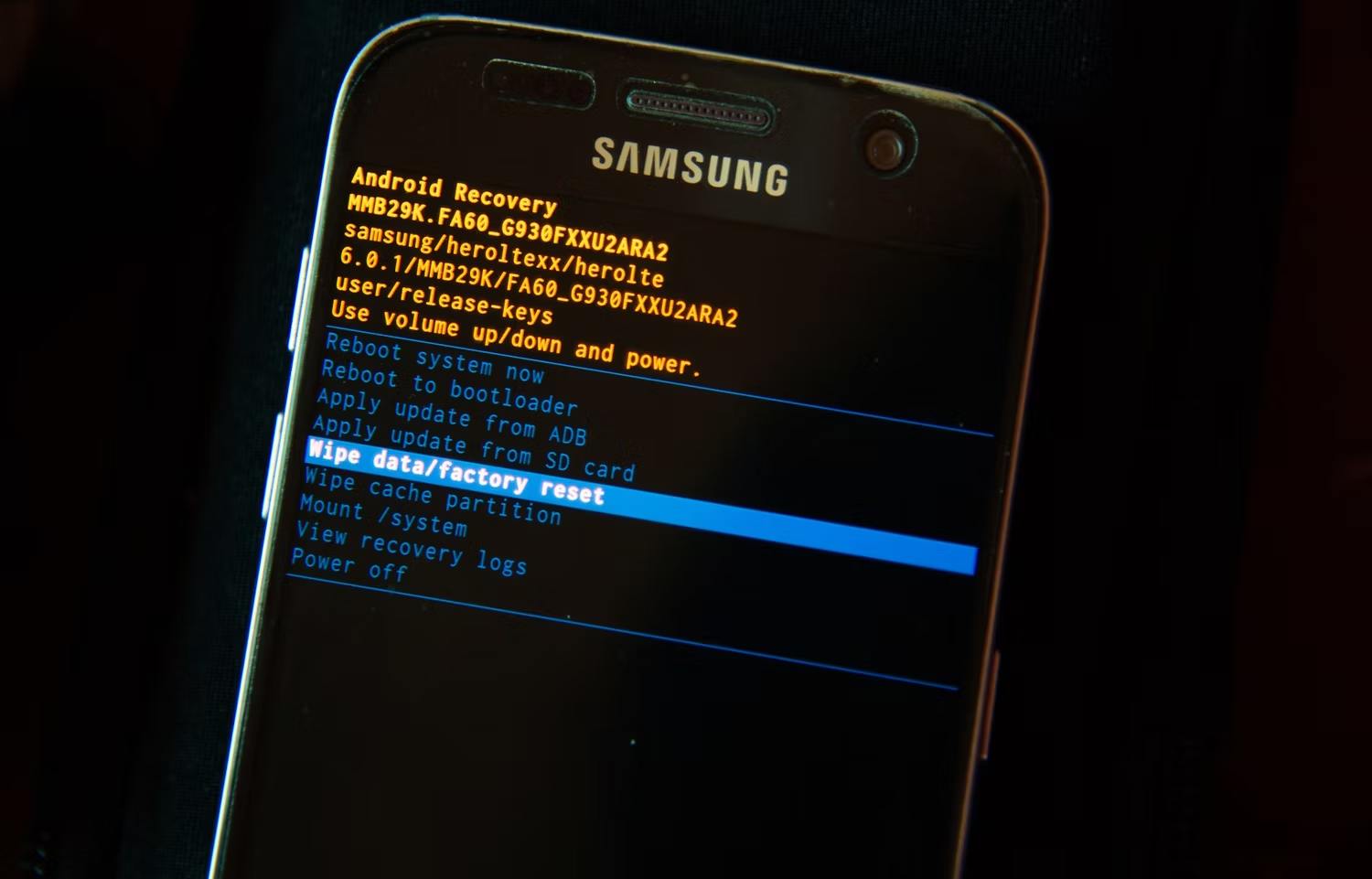 صورة لـ طرق فعَّالة لاستعادة رمز مرور Android المفقود | a-samsung-phone-showing-the-android-recovery-screen