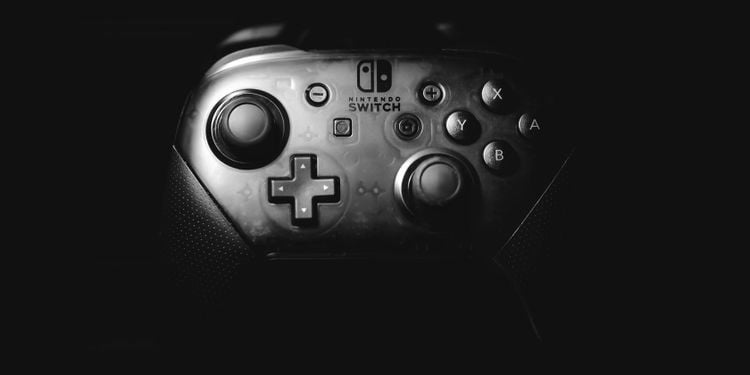 صورة لـ مقارنة بين جهاز التحكم DualShock 4 و Switch Pro: أيهما أفضل لألعاب الكمبيوتر؟ | 1DOUuvAAzutvlXa9a-k_udg-DzTechs
