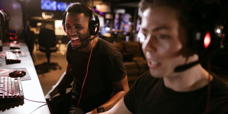 صورة لـ بعض الأسباب التي تجعل السماعات السلكية أفضل من السماعات اللاسلكية | 1mD2sph-Uka5CnU_vagX3MQ-DzTechs