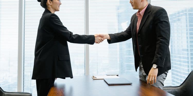 صورة لـ أفضل الطرق الفريدة للتميّز أثناء مقابلة العمل | 131aEjMgjoofGV1No_O8-og-DzTechs