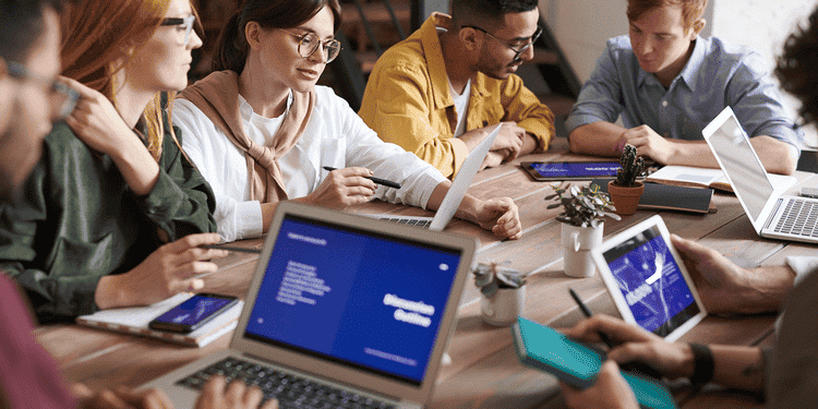 صورة لـ بعض علامات التحذير التي يبحث عنها مدير التوظيف عند تعيين المُرشحين | 1-m-MIwIkAWkh_j87Tk_vgw-DzTechs