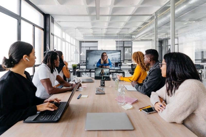 صورة لـ أفضل التطبيقات التي يُمكنك استخدامها لكتابة ملخصات اجتماعات فعّالة | 13C4zQ6y9IoBn9GU2pF2NLA-DzTechs