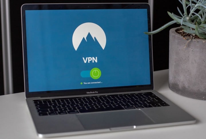 صورة لـ استخدام شبكة VPN مع Netflix: هل هي قانونية وأخلاقية؟ | 1mIBpf7xlY8oSLi2hNAQnsw-DzTechs