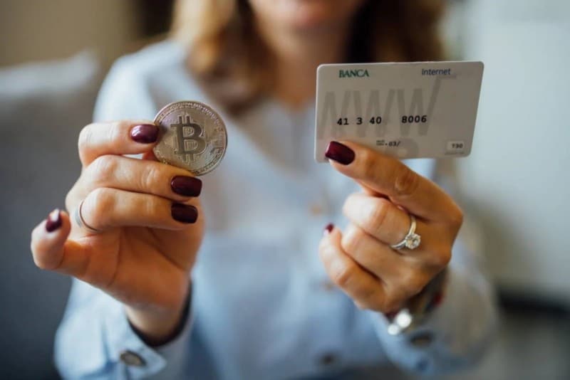 صورة لـ كيف تعمل بطاقة العملات المُشفرة؟ | 1Ugv79pLIIRQ0tE2nfx6lbw-DzTechs