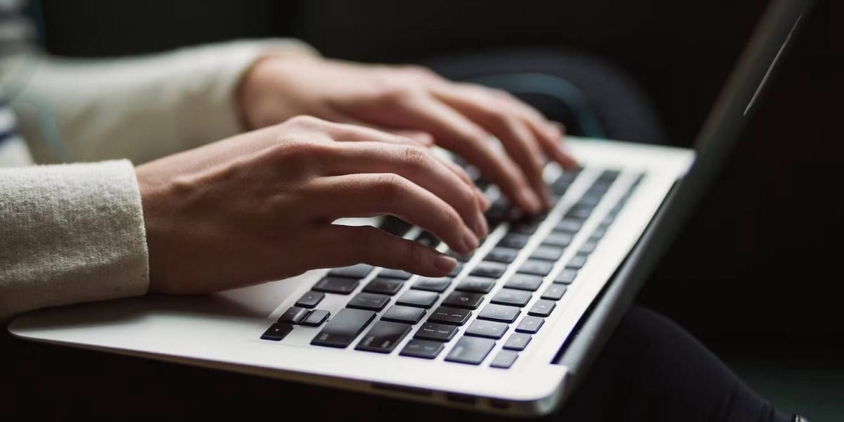 صورة لـ كيف تكتب رسالة بريد إلكتروني تطلب فرصة عمل (مع أمثلة) | 1e85SpcWCDD3WAVWmqBGUdw-DzTechs