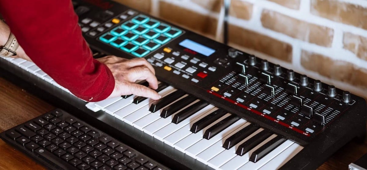 صورة لـ الأشياء التي يجب أن تعرفها عند شراء لوحة مفاتيح MIDI الأولى | 1xBZvBFjj_QWou4HzFvJvNQ-DzTechs