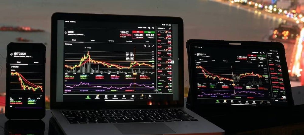 صورة لـ مُقارنة بين الفوركس وتداول العملات المُشفرة وتداول الأسهم: عوامل يجب مراعاتها | 1yFYk7AyRFWC8i3iHHY8xHg-DzTechs