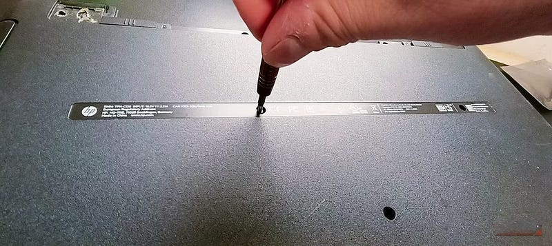 صورة لـ كيفية تركيب مُحرك SSD في كمبيوتر محمول لتحسين الأداء | 12C81IEkrDE4_ut5d0hdVPA-DzTechs