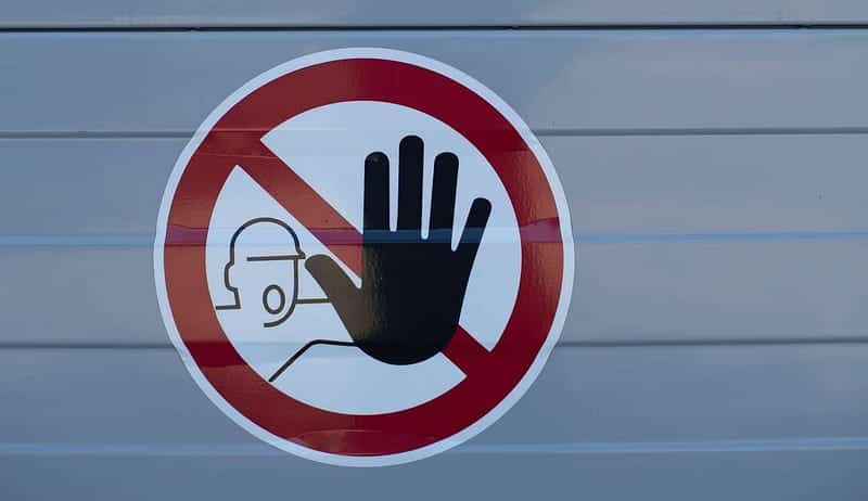 صورة لـ ما هي الهجمات العدائية ضد نماذج الذكاء الاصطناعي وكيف يمكنك إيقافها؟ | 1mD3w3VdBMT0athhH_7wq0g-DzTechs