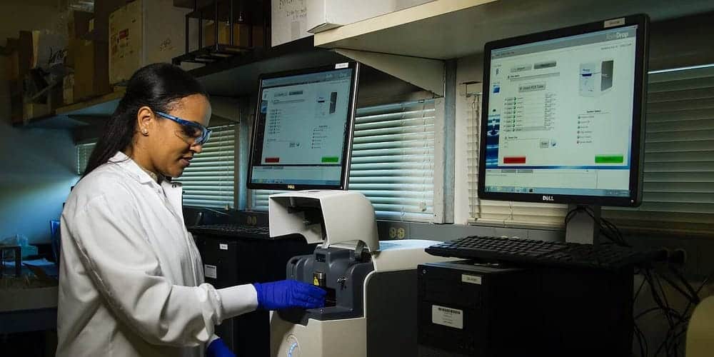 صورة لـ الآثار الإيجابية والسلبية التي يُمارسها الذكاء الاصطناعي بالفعل على الرعاية الصحية | 17OiR10rrBkBEoEi23vW60A-DzTechs