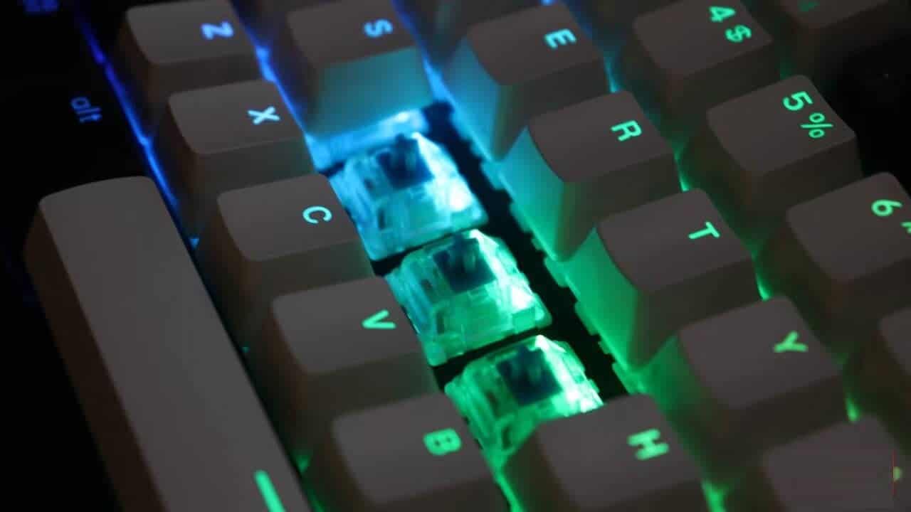 صورة لـ مُقارنة بين لوحة المفاتيح الميكانيكية بتأثير هول والبصرية: ما هي مفاتيح التي يجب أن تختارها؟ | 1_lcp307mcZsIhAuWTMAhEDw-min