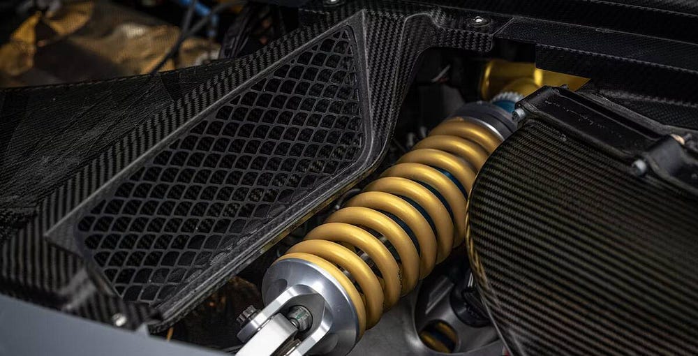 صورة لـ سيارة Mercedes-AMG One الهجينة مليئة بالتكنولوجيا المُستوحاة من الفورمولا 1 | 11G_3XThCCFHxLr22575oMQ-DzTechs