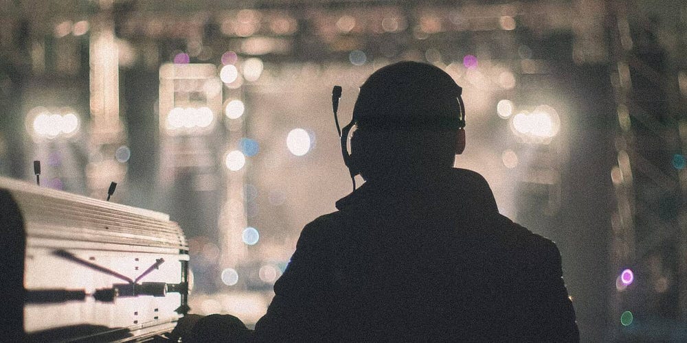 صورة لـ كيف تصبح مُهندس صوت: دليل خطوة بخطوة | 17V4bOuQeYsOhKEocZM9-Cg-DzTechs