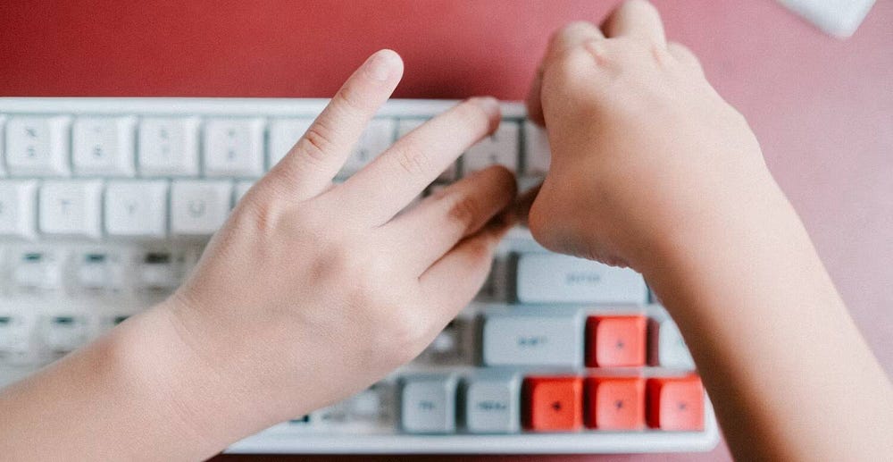 صورة لـ الأسباب التي تجعلك تقوم بالتبديل إلى لوحة المفاتيح المُقسمة | 1DDj2Yk6ZI0d5XGPAI0CwqA-DzTechs