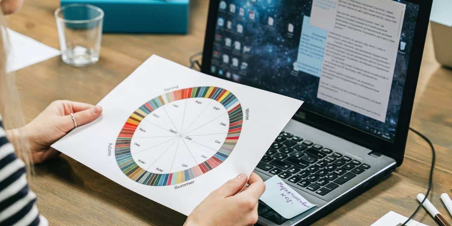 صورة لـ العناصر الأساسية التي يجب تضمينها في محفظة أعمالك للتصميم | 1Gwb_u4zIRx_i716M6QaIOw-DzTechs