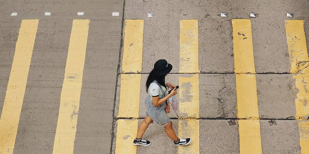 صورة لـ كيفية تجنب الإصابات الأكثر شيوعًا المُرتبطة باستخدام الهاتف الذكي | 1Pe5dg2t7f8ji1iBT2lwkUw-DzTechs