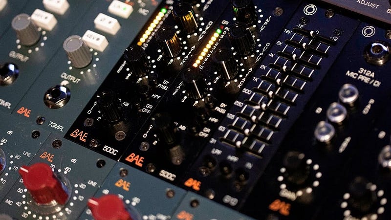 صورة لـ أنواع مُوازن الصوت (EQs) ومتى تستخدم كل منها | 1YH55ioFf1TLhK5y4dcK2_g-DzTechs