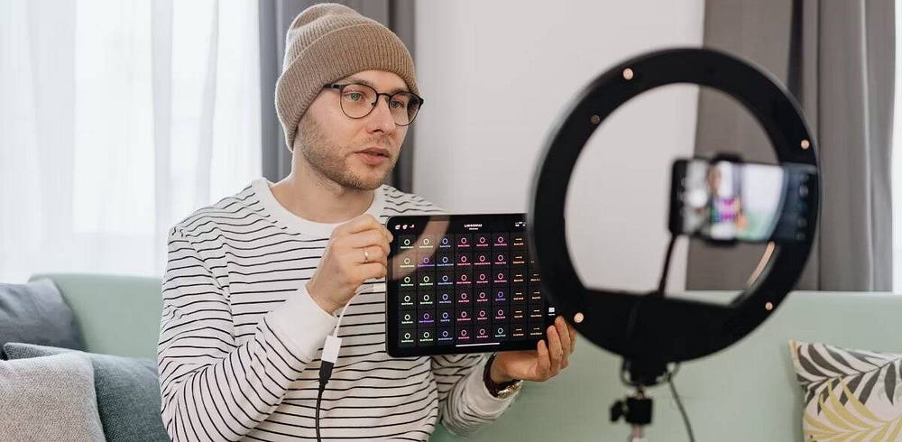 صورة لـ ما هي لقطات B-Roll؟ ولماذا يجب على مُستخدمي YouTube استخدامها | 1Pmn-jm7nR7krUPU5VMwSjw-DzTechs