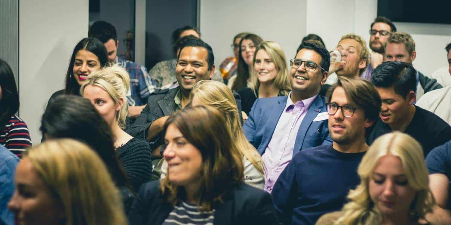 صورة لـ طرق للبقاء على اطلاع بأحدث الاتجاهات في علم البيانات | 1WL6-HqSC4C-oag3l8R9gTQ-DzTechs