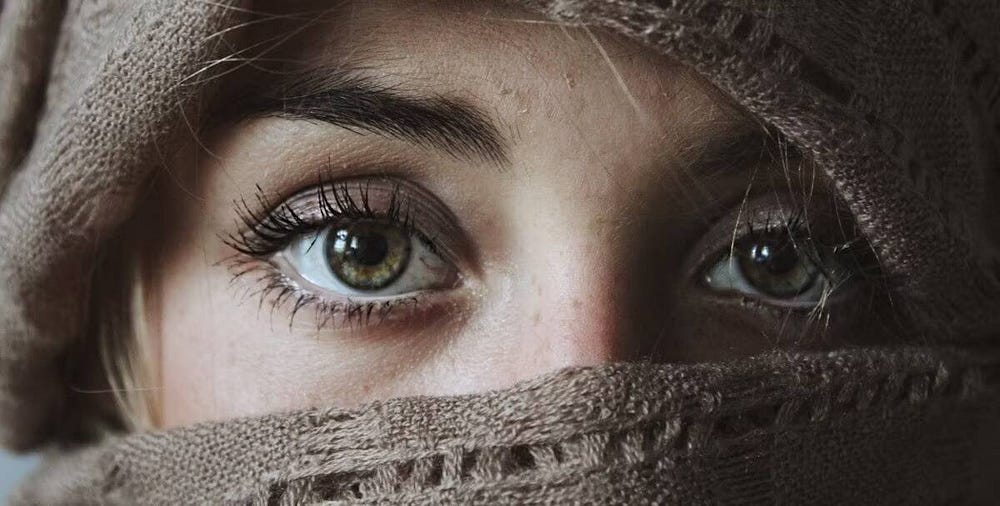 صورة لـ ما هي لقطات A-Roll؟ وكيف يُمكن لمستخدمي YouTube استخدامها بفعاليَّة | 1Z11KjdXA0qtJURV3BaLT0w-DzTechs