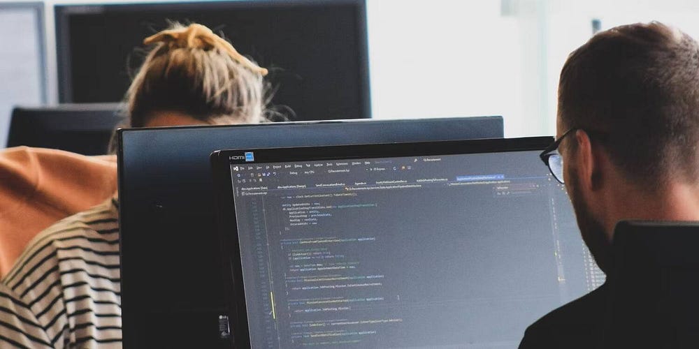 صورة لـ مُقارنة بين تطوير البرمجيات وهندسة البرمجيات: ما المسار الوظيفي المُناسب لك؟ | 1dC3z1QONQPcSeay0dRoteA-DzTechs