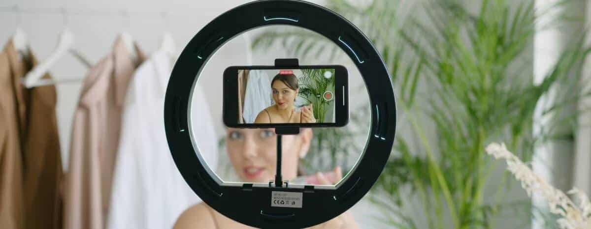 صورة لـ ما هي لقطات A-Roll؟ وكيف يُمكن لمستخدمي YouTube استخدامها بفعاليَّة | 1hBgsIuX45V4PLmC_ZC1J6g-DzTechs