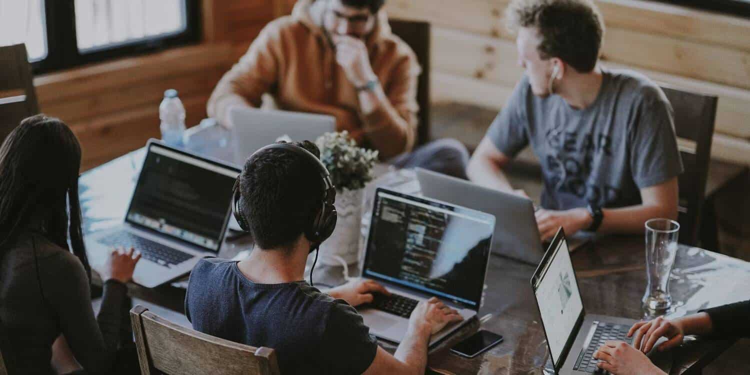 صورة لـ مُقارنة بين تطوير البرمجيات وهندسة البرمجيات: ما المسار الوظيفي المُناسب لك؟ | 1t9bq6l8beyZrPn7PxYo6ig-DzTechs