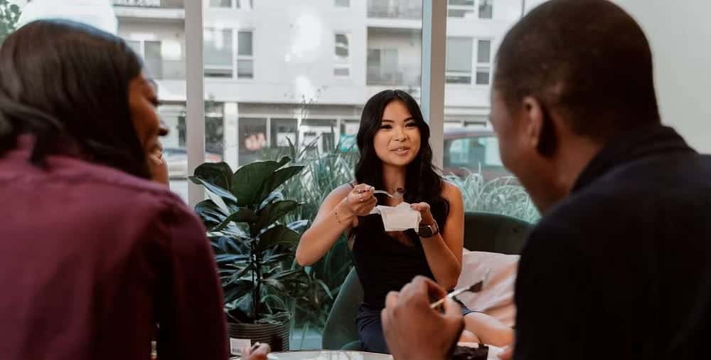 صورة لـ ما هي لقطات A-Roll؟ وكيف يُمكن لمستخدمي YouTube استخدامها بفعاليَّة | 1tr1TiV_T60sv_ClPFZ60CA-DzTechs