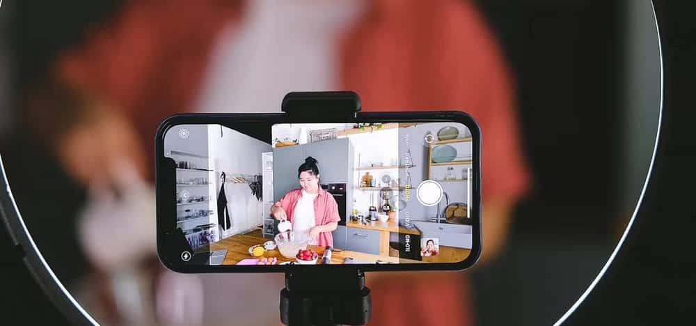 صورة لـ ما هي لقطات A-Roll؟ وكيف يُمكن لمستخدمي YouTube استخدامها بفعاليَّة | 1v9BzcPhN0vc6Ik6hiARrwg-DzTechs