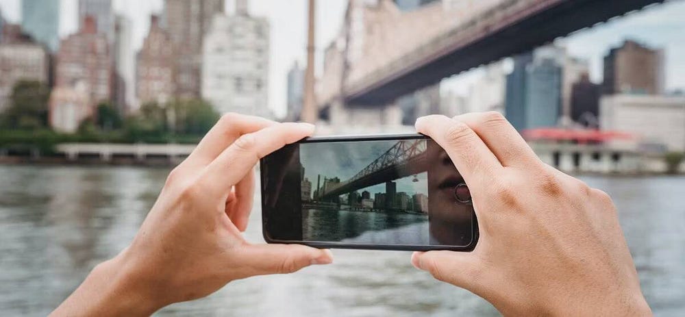 صورة لـ ما هي لقطات B-Roll؟ ولماذا يجب على مُستخدمي YouTube استخدامها | 1y1ZSij2idbue59N_Q_1fVA-DzTechs