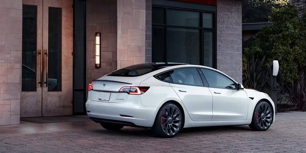 صورة لـ مُقارنة بين Tesla Model 3 و BMW i4: دليل لاختيار السيارة الكهربائية المُناسبة لك | 1AmIDryrZsLvIvxxivNr4Eg-DzTechs