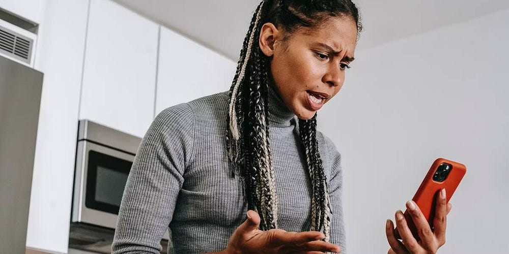 صورة لـ إستراتيجيات فعّالة للتعامل مع تقييمات العملاء السلبية كعامل مُستقل وتجنب الأخطاء عند الرد | 1SlsG2EvsAOWmnS9ANDXe0A-DzTechs