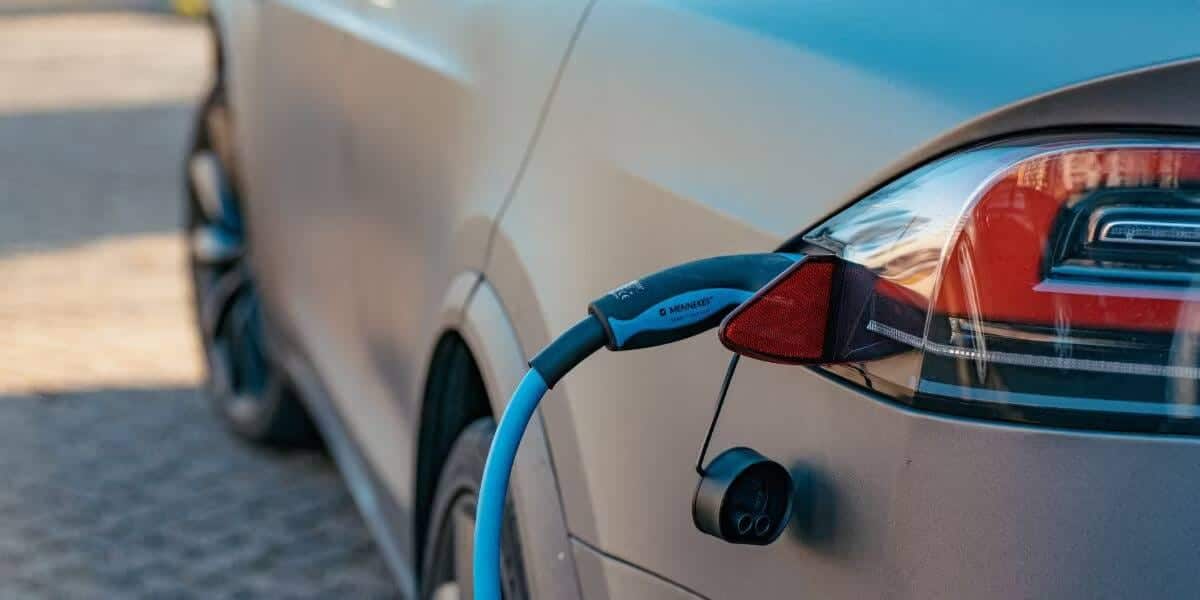 صورة لـ كيفية إطالة عمر بطارية السيارة الكهربائية والمحافظة عليها | 1V-y2qYFIwgF5gWElu3kUgA-DzTechs