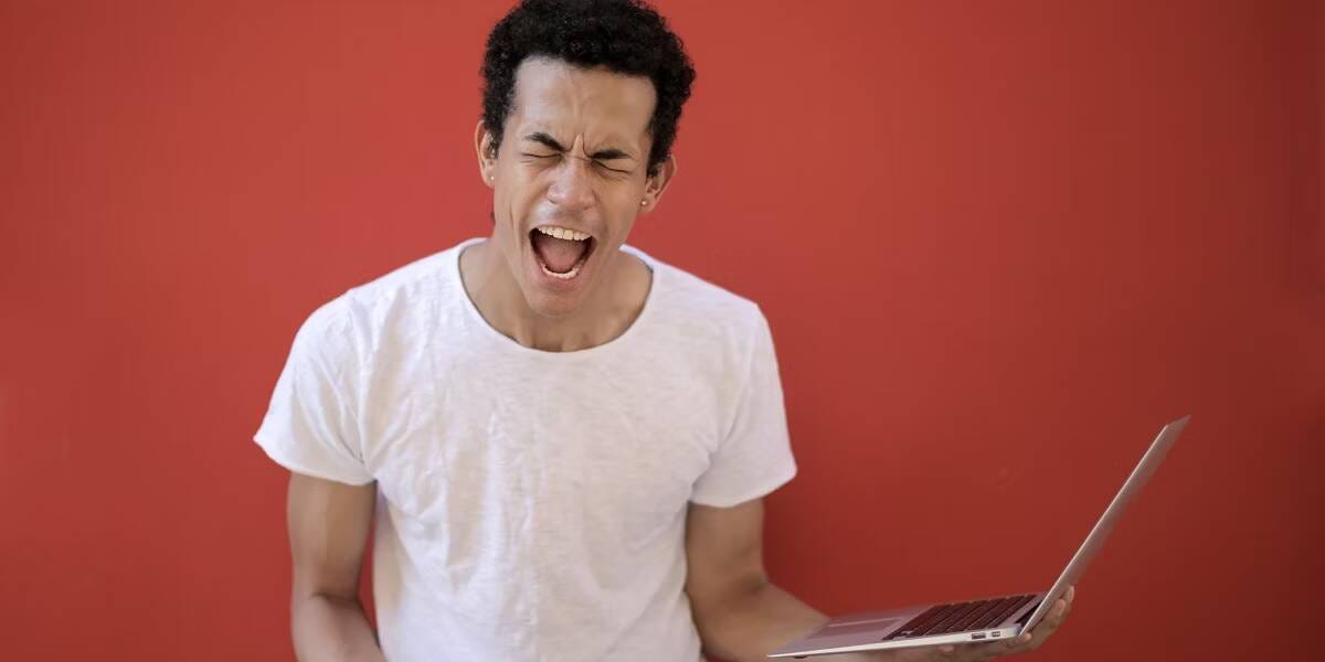 صورة لـ إستراتيجيات فعّالة للتعامل مع تقييمات العملاء السلبية كعامل مُستقل وتجنب الأخطاء عند الرد | 1YwYJMFWfHN45bZlIZWi8wA-DzTechs