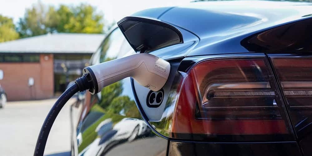 صورة لـ مُقارنة بين Tesla Model 3 و BMW i4: دليل لاختيار السيارة الكهربائية المُناسبة لك | 1nC29WWOy5DcgxxIVp8C26Q-DzTechs