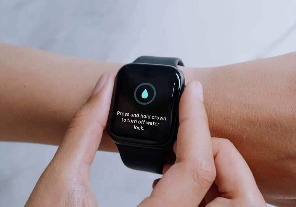 صورة لـ كيفية التعامل بفعاليَّة مع Apple Watch بعد سقوطها في الماء | 1xJUUZu36ZPjnj9QwvHpdRQ-DzTechs
