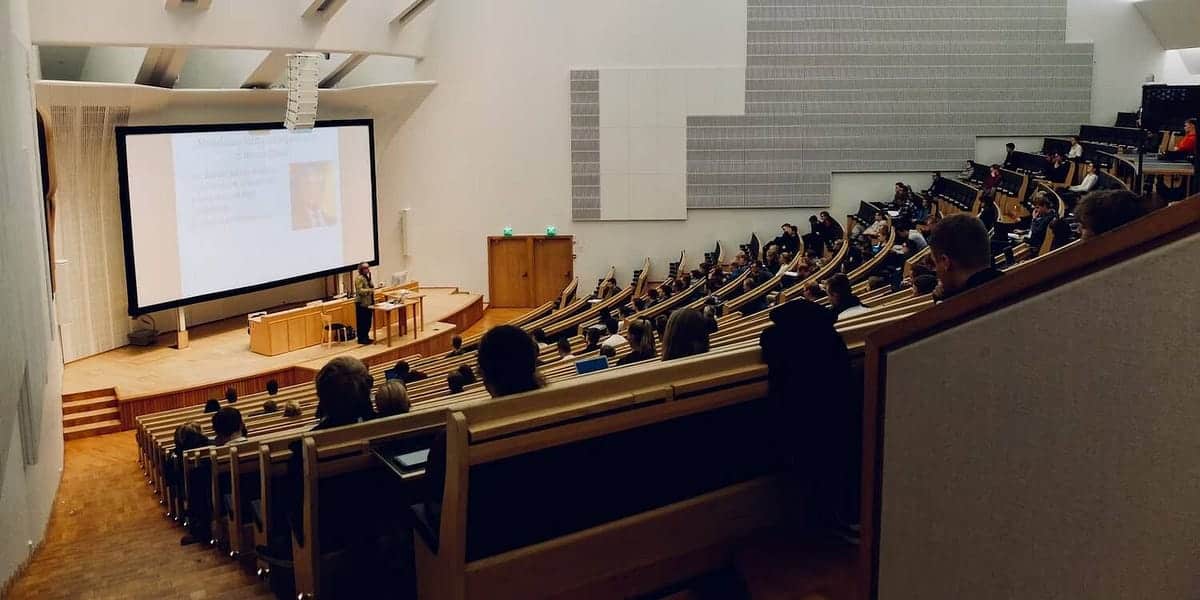 صورة لـ تنظيم التطور السريع للذكاء الاصطناعي: التحديات والضرورة التي تُواجه اللوائح التنظيمية | 1SRCllJveep_4-y4z42MKsA-DzTechs