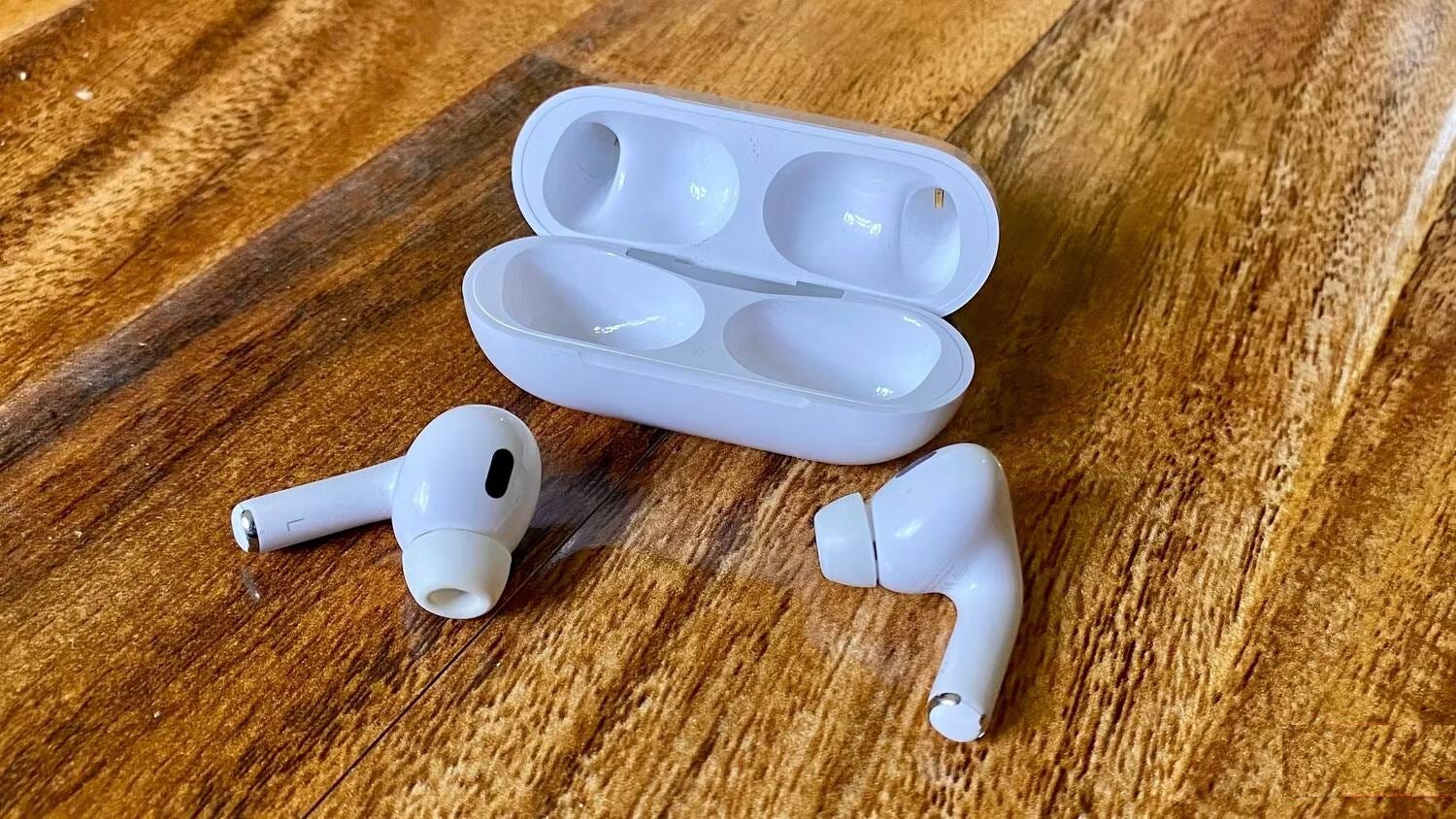 صورة لـ مُقارنة بين AirPods Pro 2 و Galaxy Buds2 Pro: اكتشف أفضل سماعة لاسلكية مُناسبة لك | 1FITzjTYPXyRNLEavRkIwsg-DzTechs