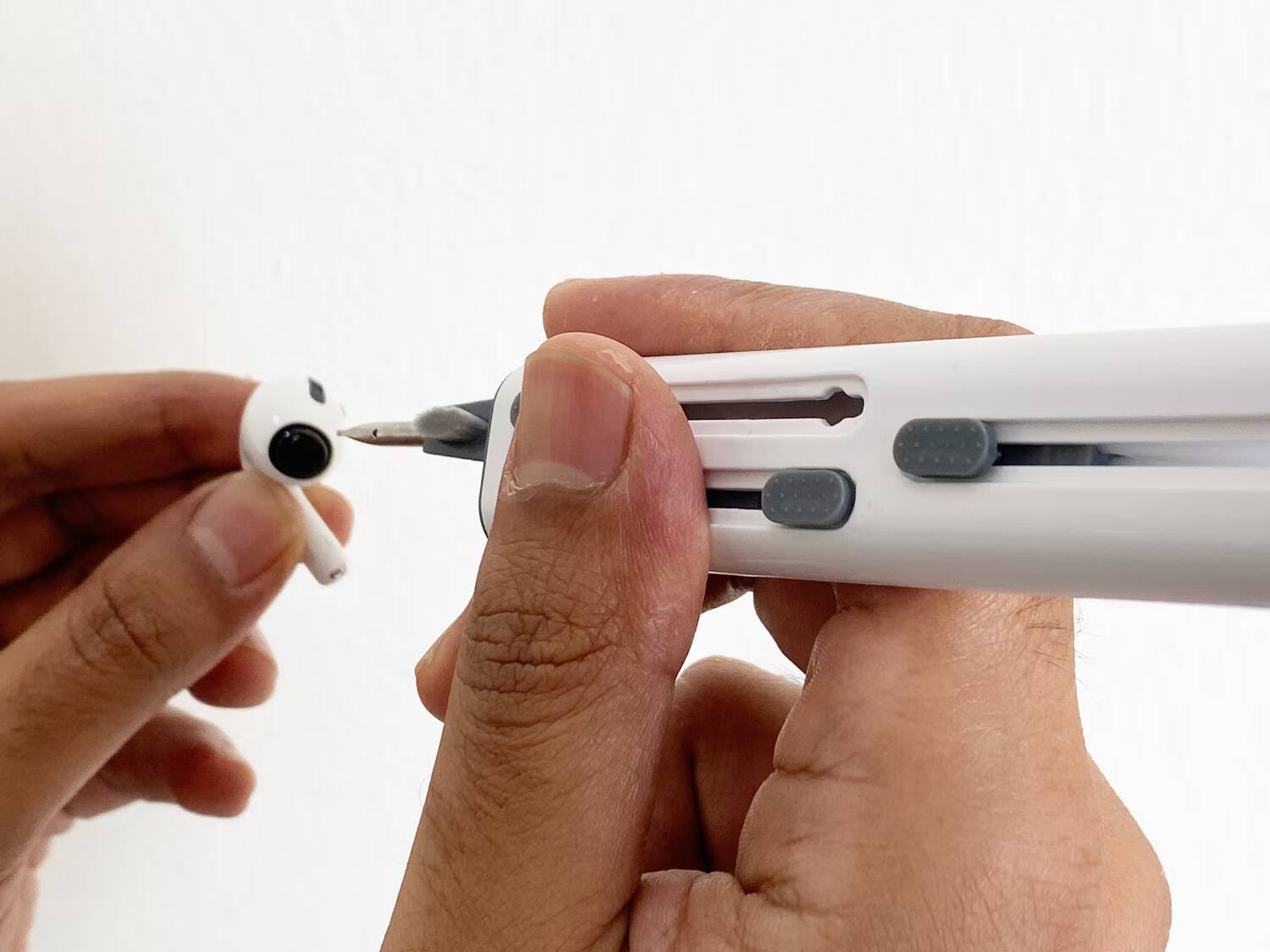 صورة لـ نصائح فعَّالة لتنظيف سماعات الأذن وأطراف الأذن بكفاءة وأمان | 1RDSokT4nW1MpzN8Rp9qQeQ-DzTechs