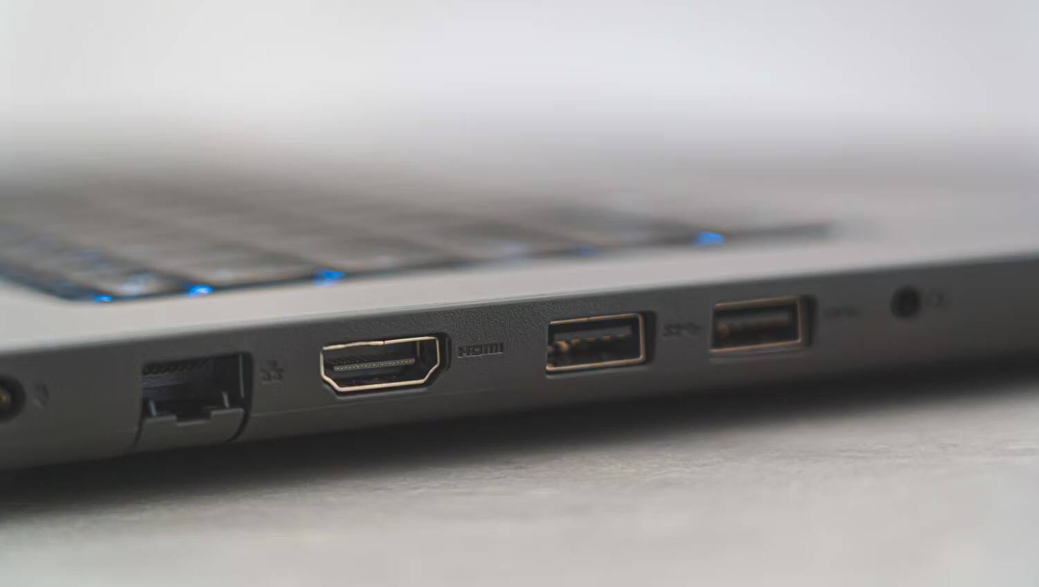 صورة لـ هل تُفضل تعدد المهام؟ استفد إلى أقصى حد من إعداد الشاشات المُزدوجة باستخدام HDMI | 1VXHX8-tfKJ7KHjJn0APNkQ-DzTechs