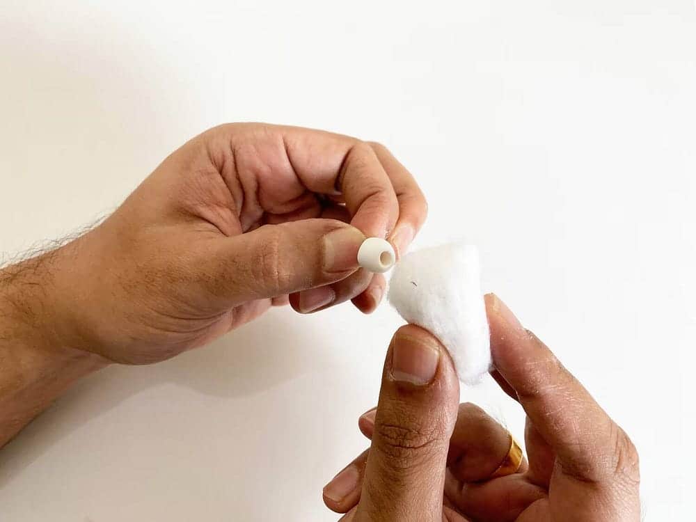 صورة لـ نصائح فعَّالة لتنظيف سماعات الأذن وأطراف الأذن بكفاءة وأمان | 1ZoWBunP6JqN9-tBmcTw79w-DzTechs