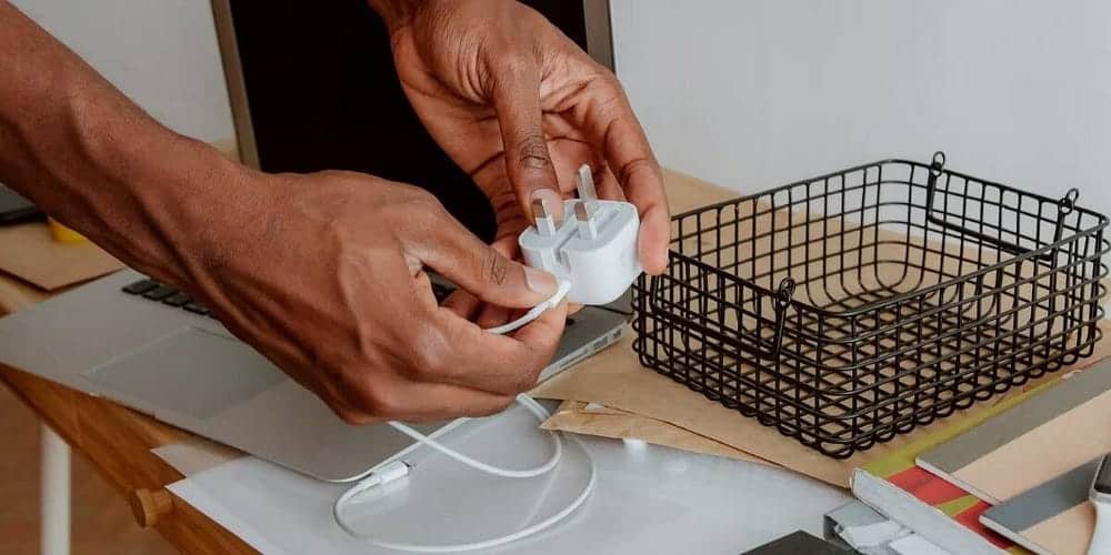 صورة لـ لماذا يهتز الـ MacBook الخاص بي أثناء توصيله بالشاحن؟ | 1_1LUVM7YZ26vFLJP7US55H2Q-DzTechs