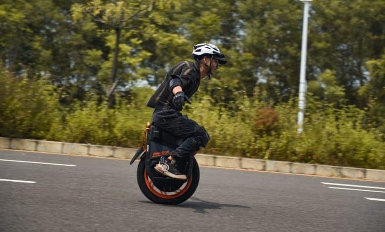 صورة لـ ما هي الدراجة أحادية العجلة الكهربائية (EUC)؟ | 1pGCVFXctwwXK2bEkjfdobA-DzTechs