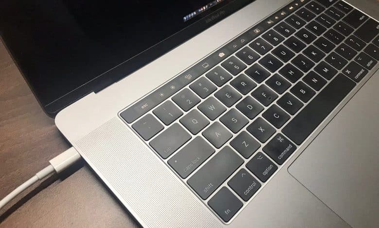 صورة لـ لماذا يهتز الـ MacBook الخاص بي أثناء توصيله بالشاحن؟ | 1r79_wfSjyMxE4zhhiKU2Ng-DzTechs
