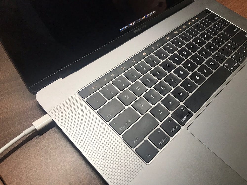 صورة لـ لماذا يهتز الـ MacBook الخاص بي أثناء توصيله بالشاحن؟ | 1r79_wfSjyMxE4zhhiKU2Ng-DzTechs