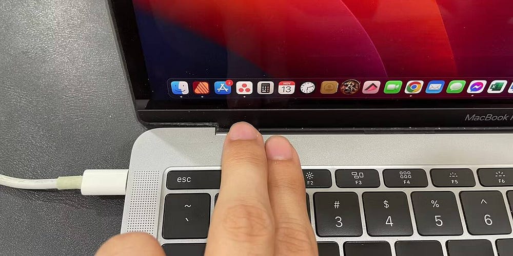صورة لـ لماذا يهتز الـ MacBook الخاص بي أثناء توصيله بالشاحن؟ | 1tJbb1NgXXfpmTf5WwWgWZQ-DzTechs